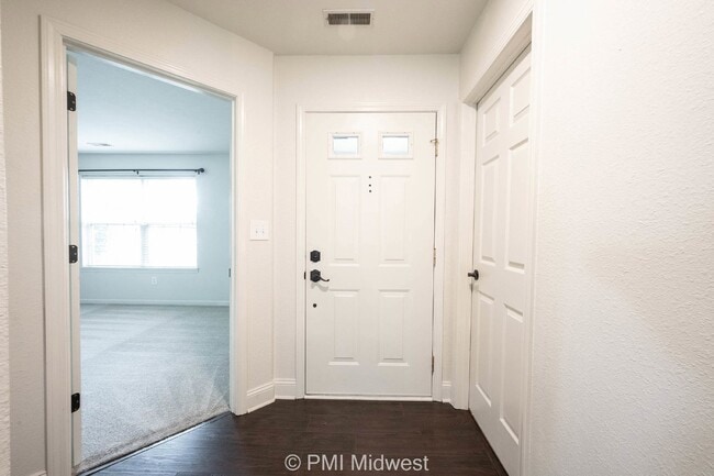 Building Photo - "Charming 3-Bed, 2-Bath Home with 1263 Sq Ft in Westfield's Serene Useppa Ct"