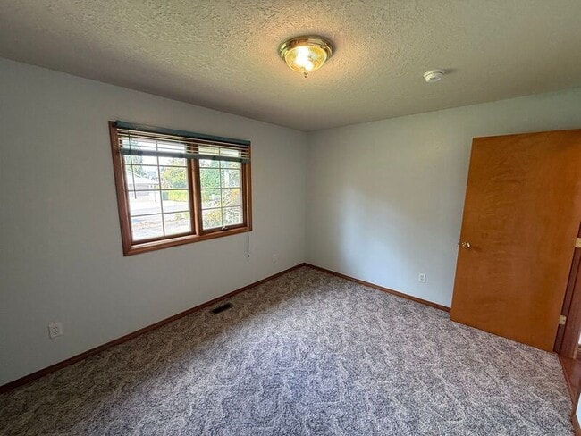 Building Photo - 460 SE Conifer Pl