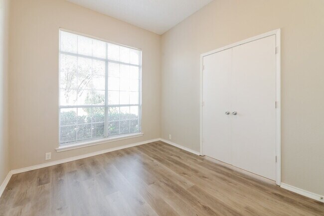 Building Photo - 742 River Oak Way