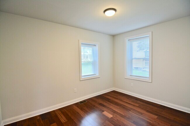 Building Photo - 147 Lachenour Ave