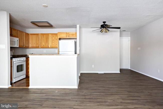 Building Photo - 211 Woodhollow Dr