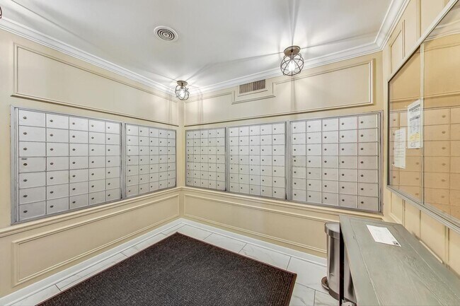 Building Photo - 2909 N Sheridan Rd