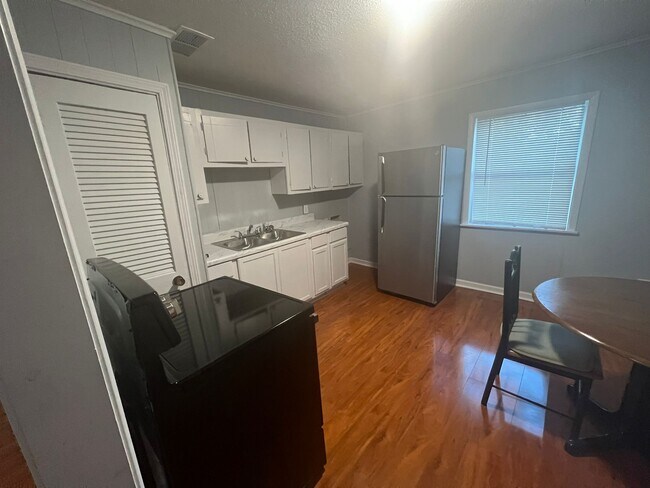 Building Photo - 2003 Burnell St