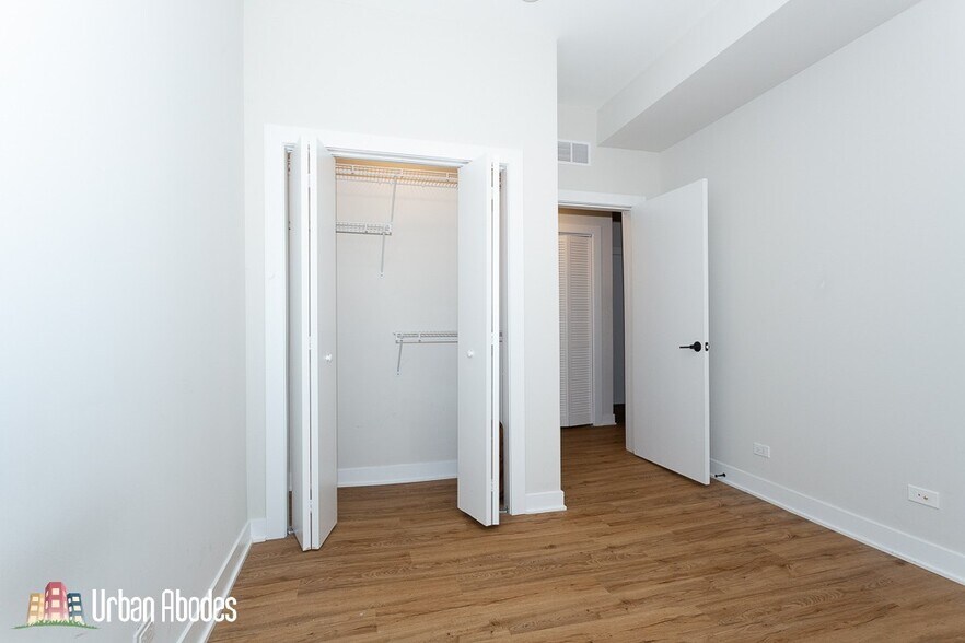 Building Photo - 651 W Wrightwood Ave