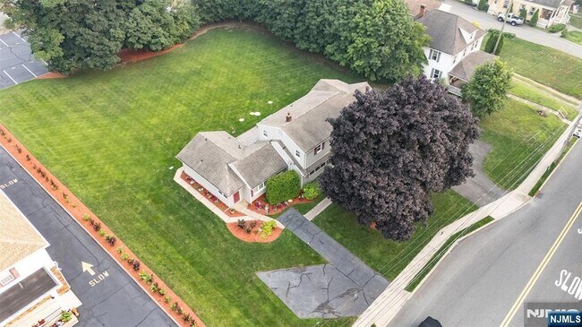 Building Photo - 326 Ramapo Valley Rd