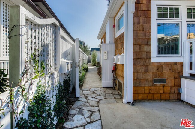 Building Photo - Bicknell Bungalows