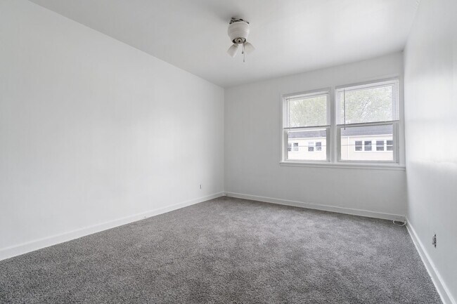 Building Photo - 4BR Townhouse in Midland, PA!!