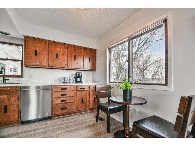 Building Photo - 1621 Larson Dr