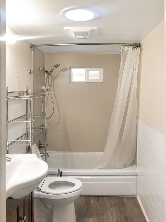 Building Photo - Adorable home, wonderful space and great l...