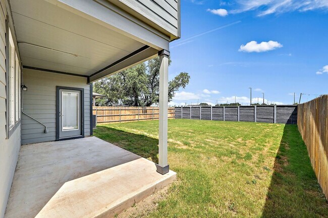 Building Photo - Spacious & Stylish Living in Liberty Hill