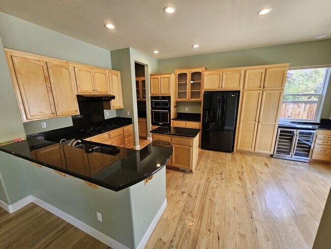 Building Photo - Single Story Somersett Gem!