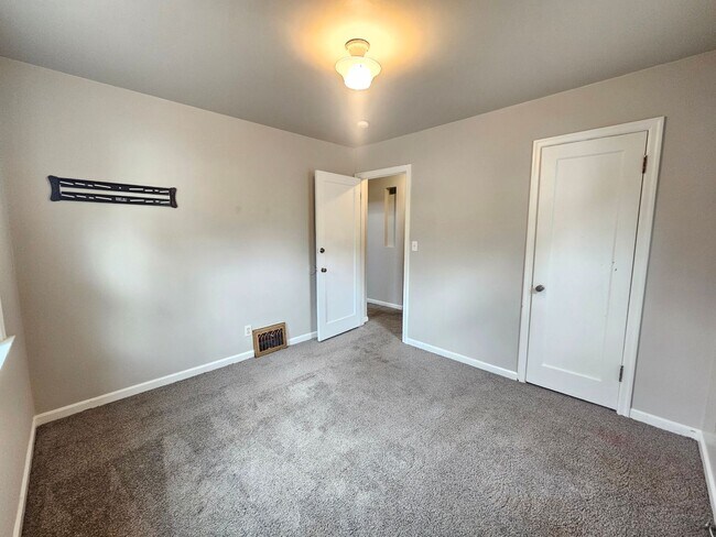 Building Photo - $1,895 - 3 Bed / 1 Bath Vintage Bungalow In North Spokane