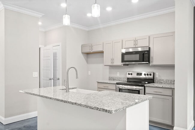 Building Photo - **COMING SOON** 3 BEDROOM HOME