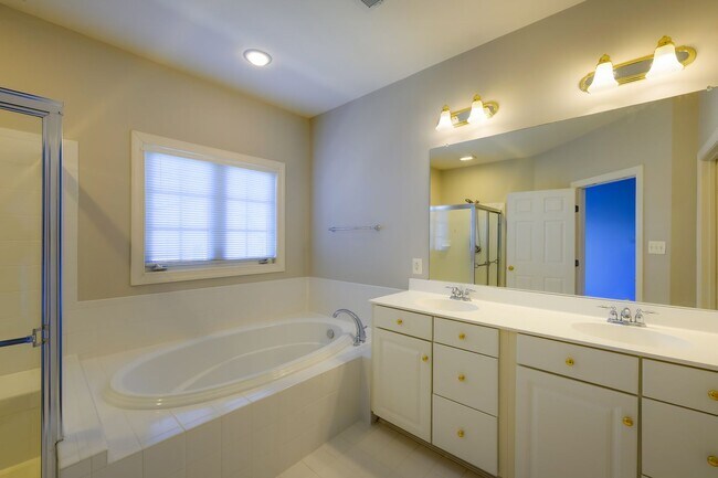 Building Photo - Luxury Living in the Villages of Urbana