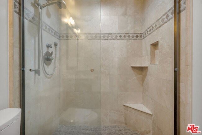 Building Photo - 800 W 1st St