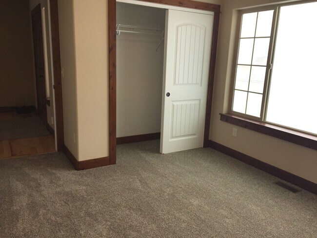 Building Photo - 3 Bedroom 2 Bathroom Home