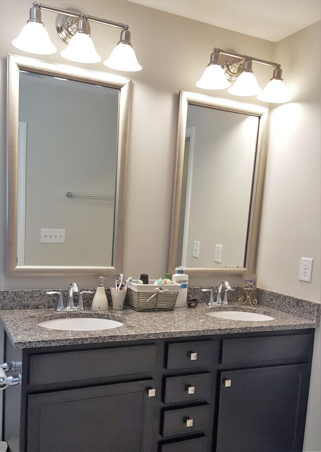 Building Photo - 318 OldCastle Dr