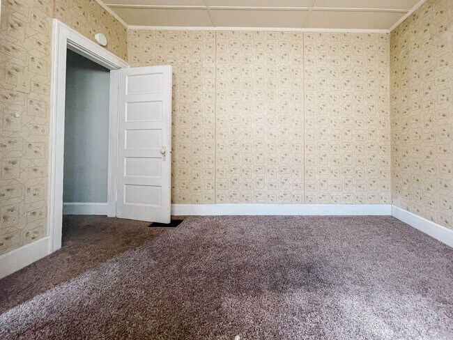 Building Photo - 2 bed House w/ Garage + Washer + Dryer in Unit