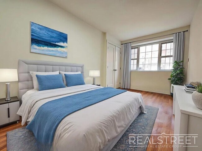 Building Photo - Massive 3BD/3BA Renovated Duplex with Home...