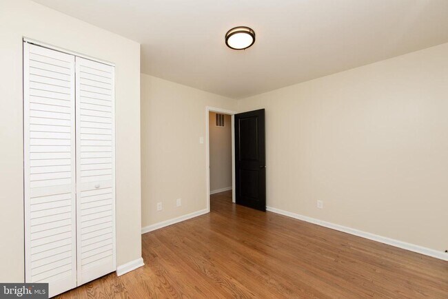 Building Photo - 405 E Melrose Ave