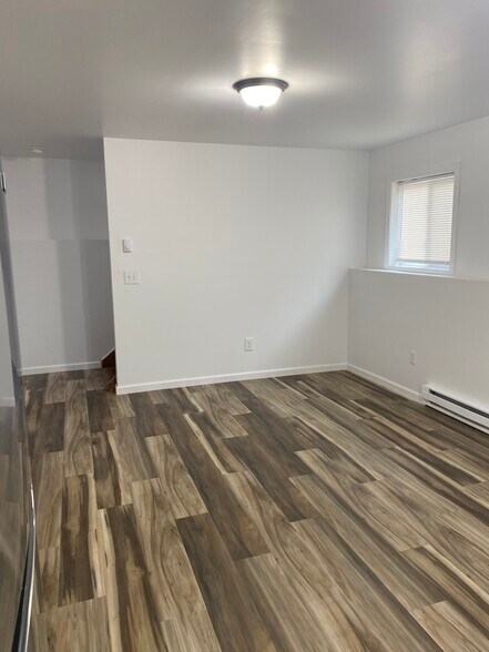 Living room/galley kitchen - 121 Curtiss St