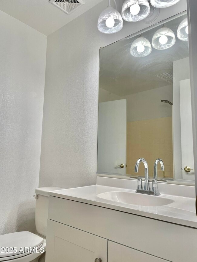 Building Photo - 1002 E Arabian Dr