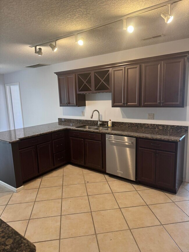 Building Photo - 121 Beaumont Ln