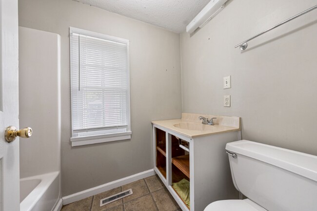 Building Photo - 1357 Park St