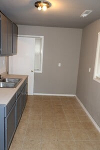 Building Photo - BEAUTIFUL HOME LOCATED CLOSE TO EVERYTHING WITH GARAGE!