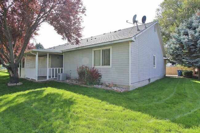 Building Photo - 2523 E Spruce St