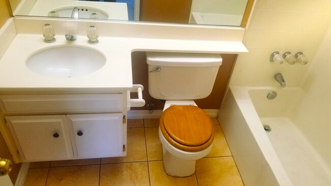 Second Bathroom: a FULL DEDICATED bathroom. - 18118 Flynn Dr