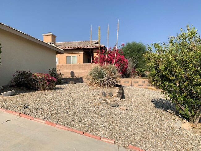 Building Photo - Clean 3 Bedroom 2 Bath