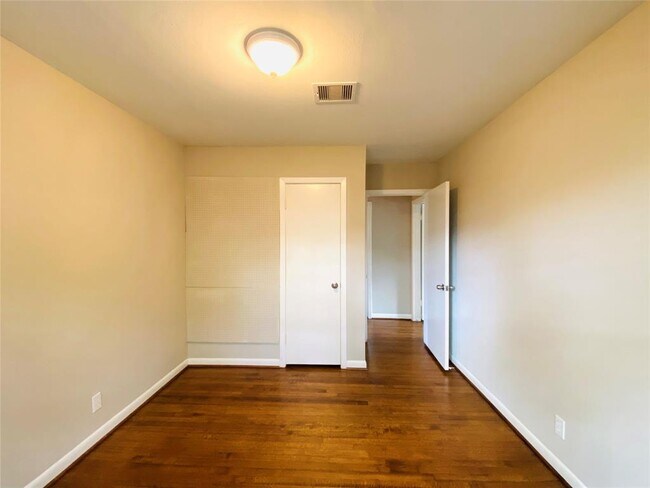Building Photo - 6738 Hendon Ln