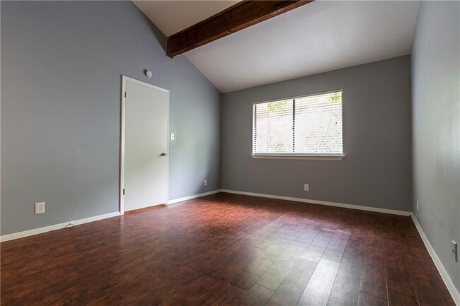Building Photo - 3901 Knollwood Dr