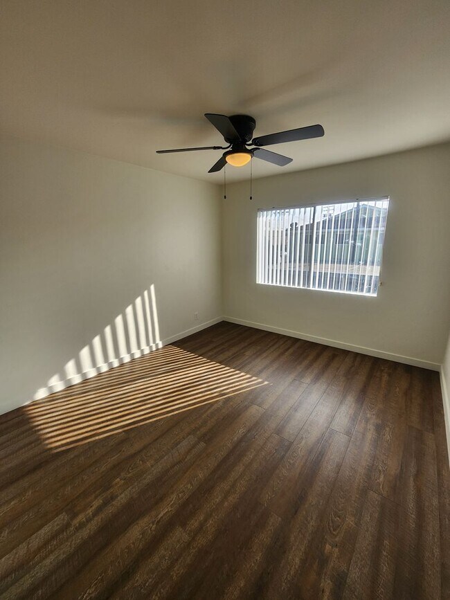 Building Photo - Raymond