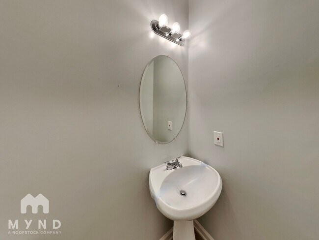 Building Photo - 325 Lake Royale Pl