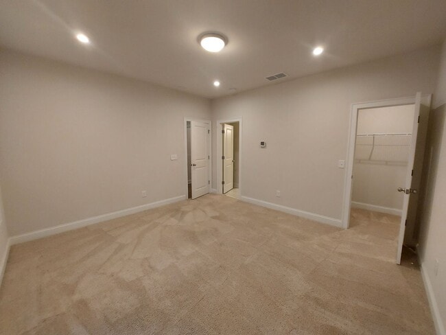 Building Photo - Large 3 Bedroom Luxury Townhome on Silver ...