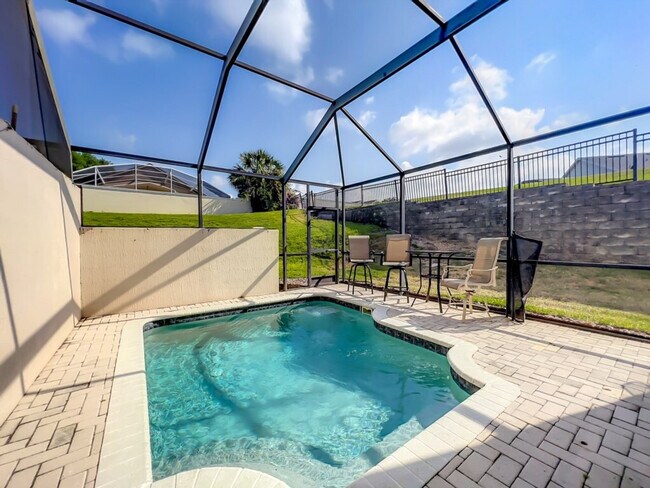 Building Photo - 2421 Silver Palm Dr