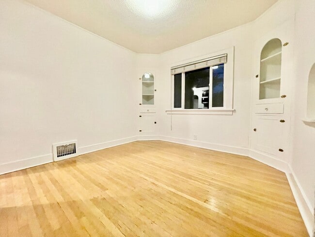 Building Photo - Upgraded 3bd/2bath Laurelhurst Home w/ Pri...