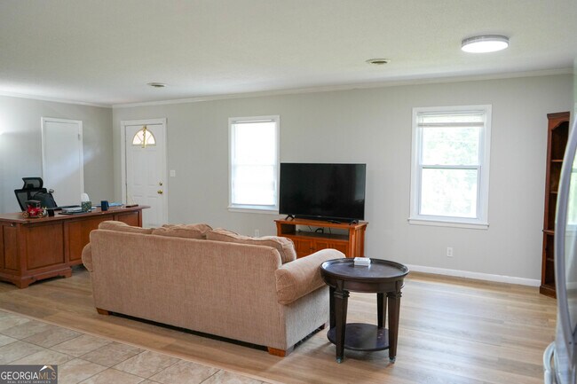 Building Photo - 307 Pinewood Dr
