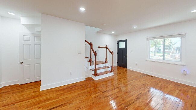 Building Photo - Recently Renovated Stunning Two Bedroom/Three & a Half Bathroom for Rent
