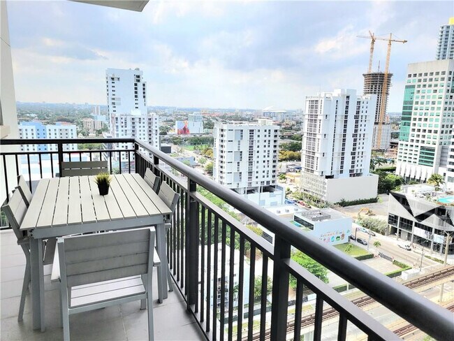 Building Photo - 999 SW 1st Ave