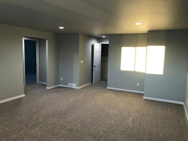 Building Photo - 4 Bed 3 Bath Single Family Home