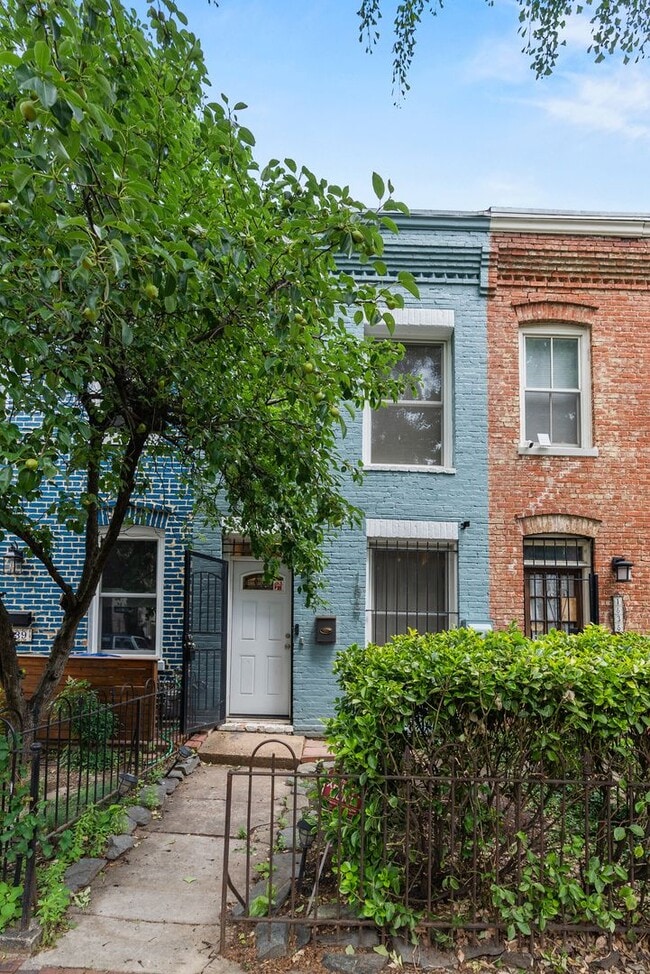 Building Photo - Charming Row Home | 2 Bed | 1 Bath | 950 Sf | Fenced Backyard | 2 Surface Parking Spaces