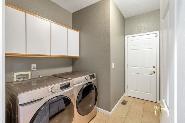 Building Photo - **Beautiful 5 Bed 4 Bath home for rent in ...