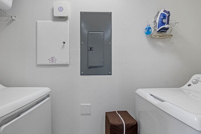 Building Photo - Welcome home to this gorgeous 4 bed 4 bath pool home!