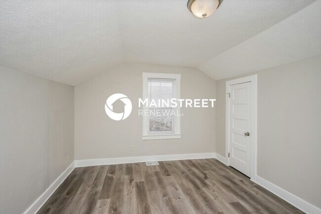 Building Photo - 4 Bedroom Pet-Friendly Home in Louisville, KY with Main Street Renewal