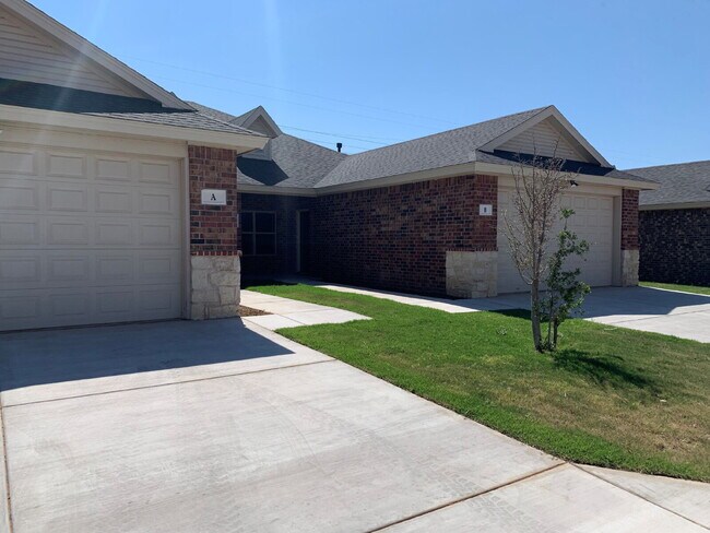 Building Photo - Beautiful Duplex with lots of Extras