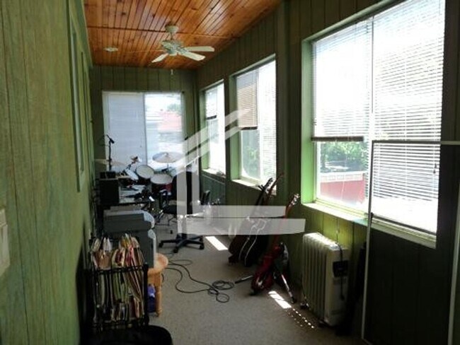 Building Photo - No Brokers Fee unit in Allston, Parking Included, Laundry on a Site, Eat-in Kitchen