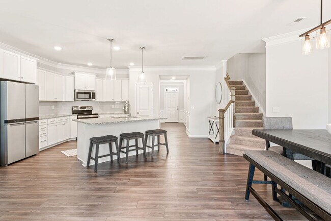 Building Photo - Sleek & Stylish 3 Bed, 2.5 Bath Townhome in Prime Location $2,100/mo rent